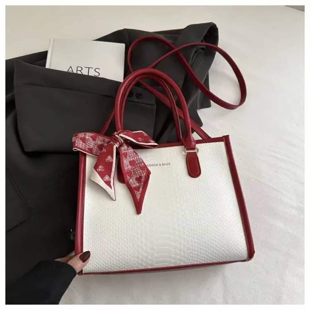 Sac à main blanc et rouge avec ruban