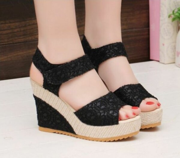 Sandales compensées noires élégantes