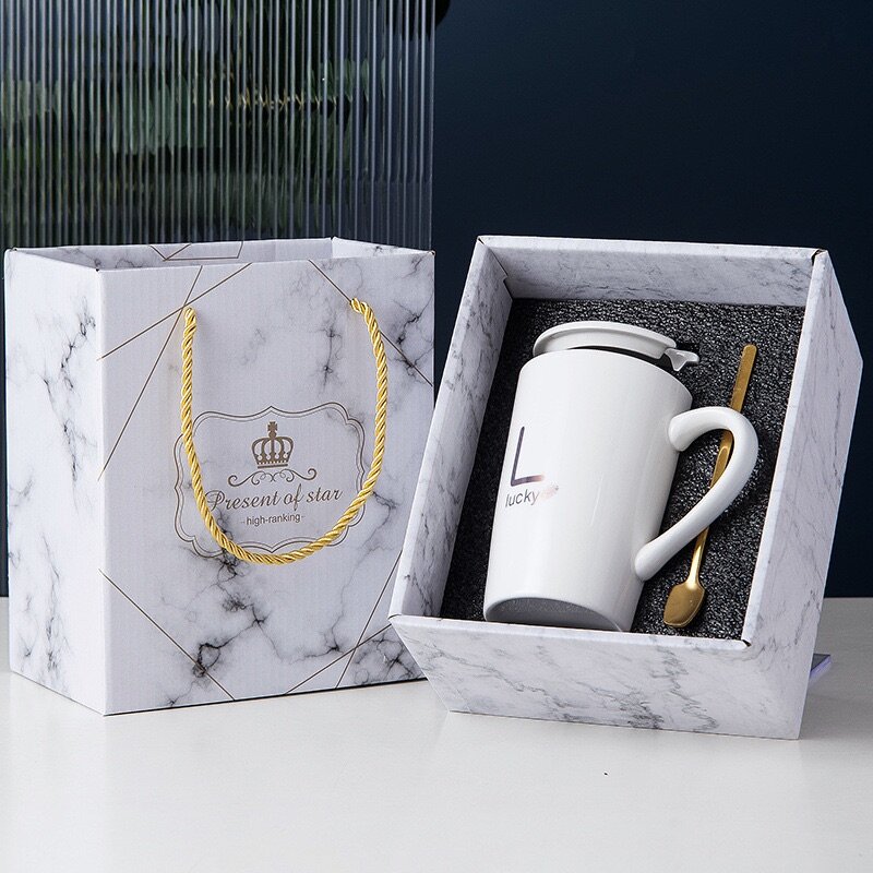 Tasse en porcelaine avec couvercle