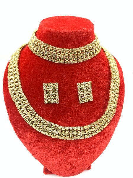 Ensemble collier et boucles d'oreilles doré