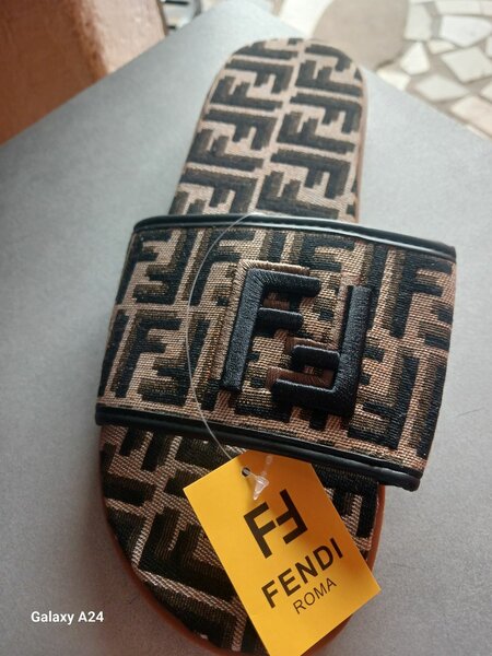 Sandales Fendi Logo