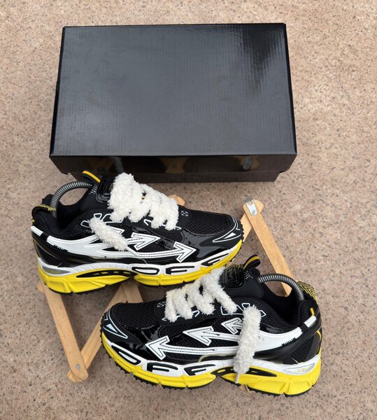 Baskets tendances noires et jaunes