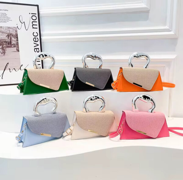 Sac à main élégant avec poignée cœur