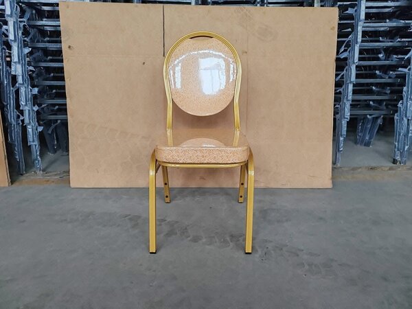 Chaise design en plastique transparent