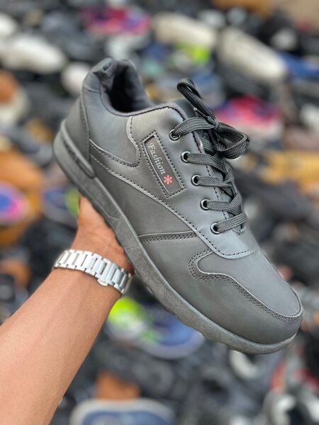 Sneakers en cuir gris homme