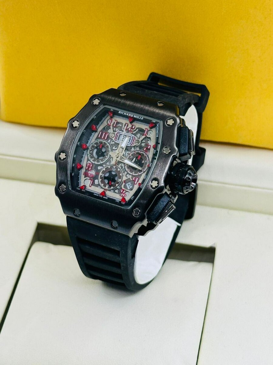 Montre de luxe en acier