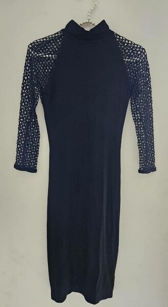 Robe Noire Élégante à Manches Dentelle