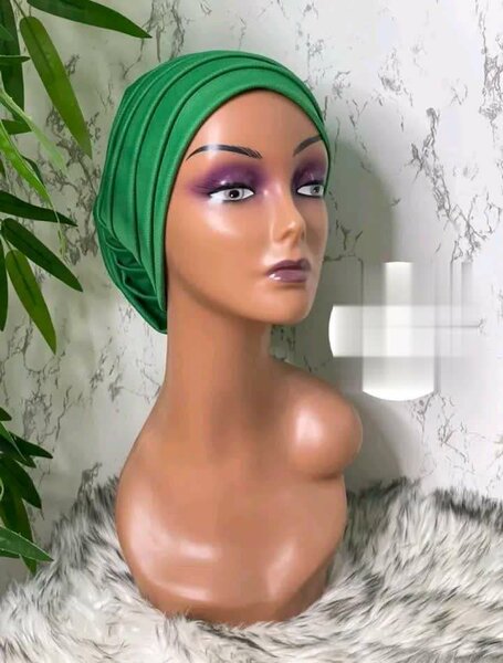 Turban en satin vert élégant