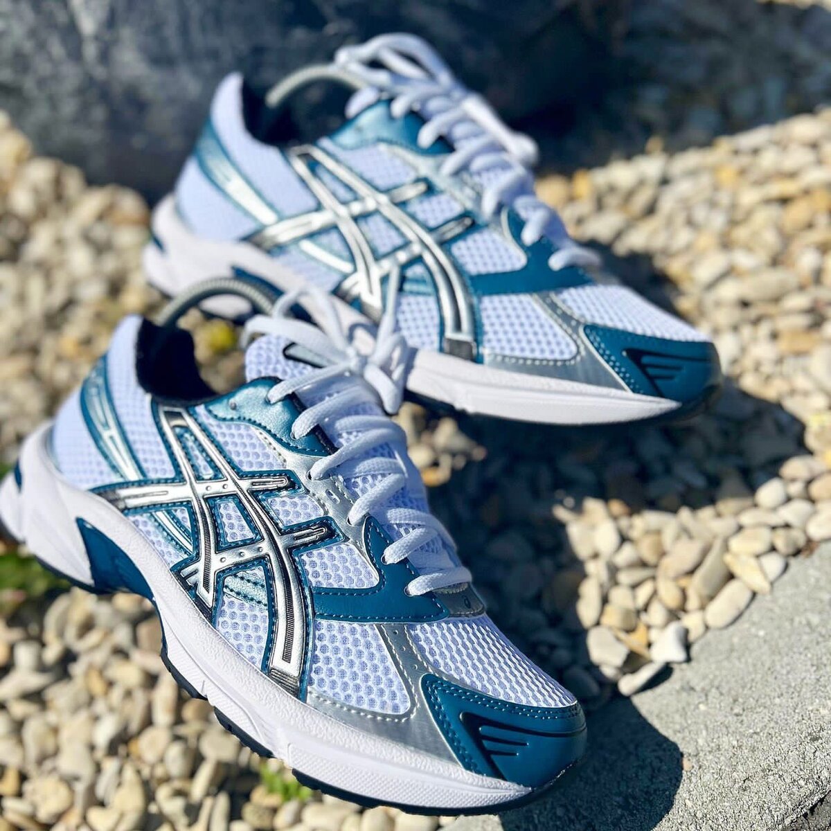 Chaussures de sport Asics blanches et bleues