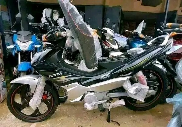 KTM Moto neuf sous film protecteur