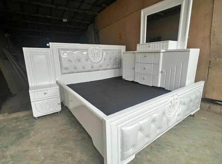 Lit en cuir blanc avec rangement