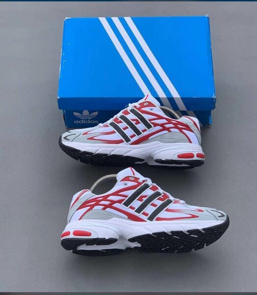 Chaussures de sport blanches Adidas