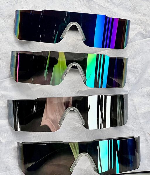 Lunettes de soleil futuristes