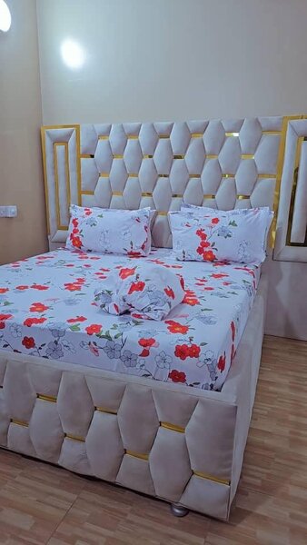 set includes 2 bedsheets and 4 pillowcases