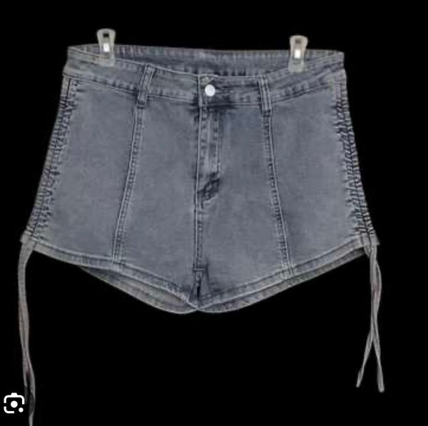 Shorts en jean déchiré tendance