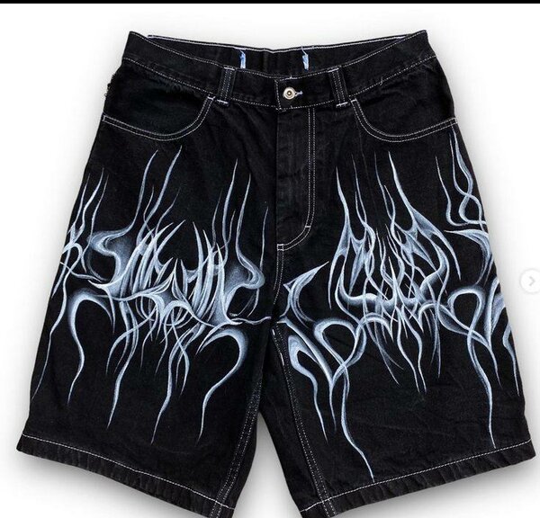 Shorts en jean noir avec motifs de flammes