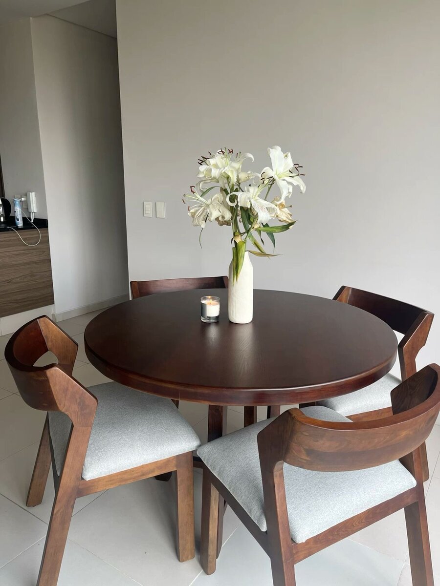 Table ronde élégante bois