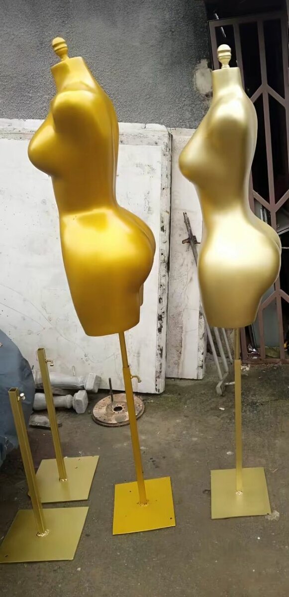 Mannequin femme dorée