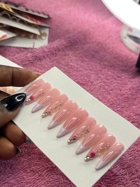 Faux ongles stiletto décorés