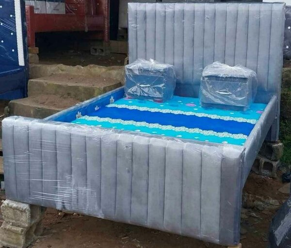 Lit gris avec matelas