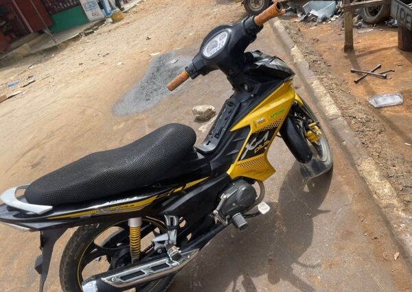 Moto Sportive Jaune et Noire