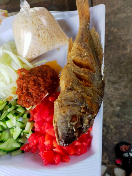 Poisson frit avec légumes