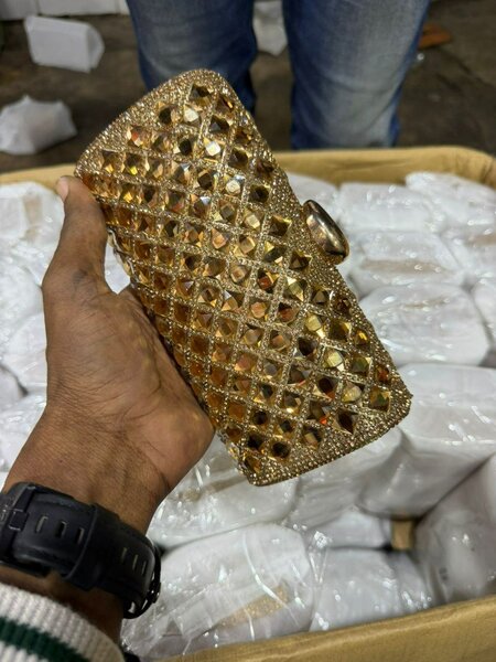 Clutch doré élégant soirée