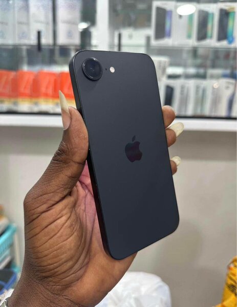 iPhone 16e CE Noir - État Neuf