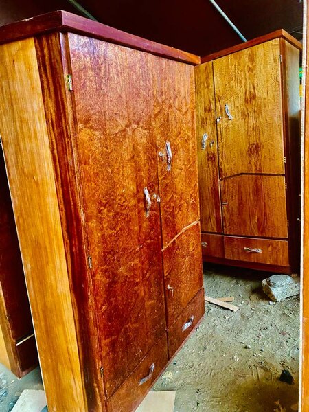 Armoire en bois double porte