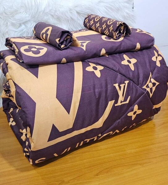 1 Duvet ,2 pillow cases and 1 flat sheet with print