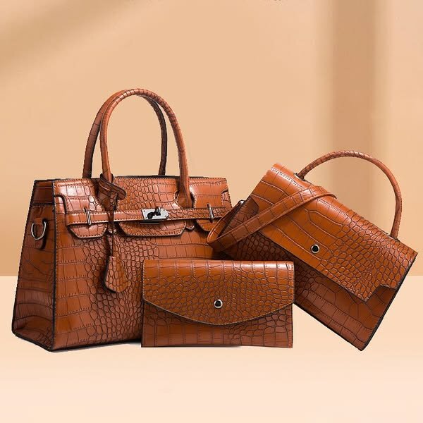 Stylish and fashionable women's brown bag + accessories 