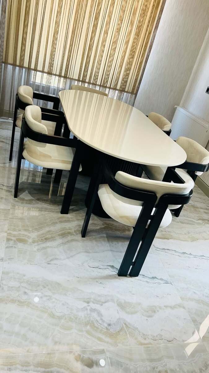 Table à manger en marbre noir