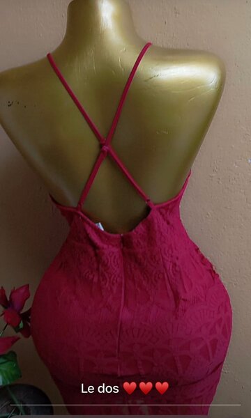 Robe en dentelle rouge élégante