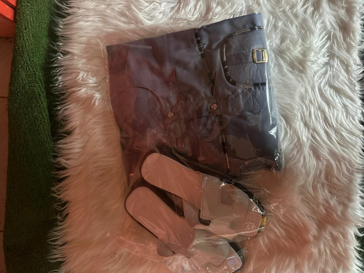 Sandales et robe grise élégantes