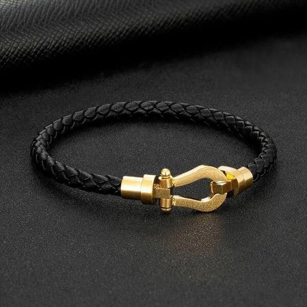 Bracelet en cuir noir avec fermoir en or