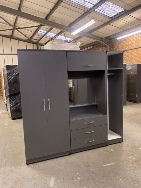 Armoire moderne avec miroir