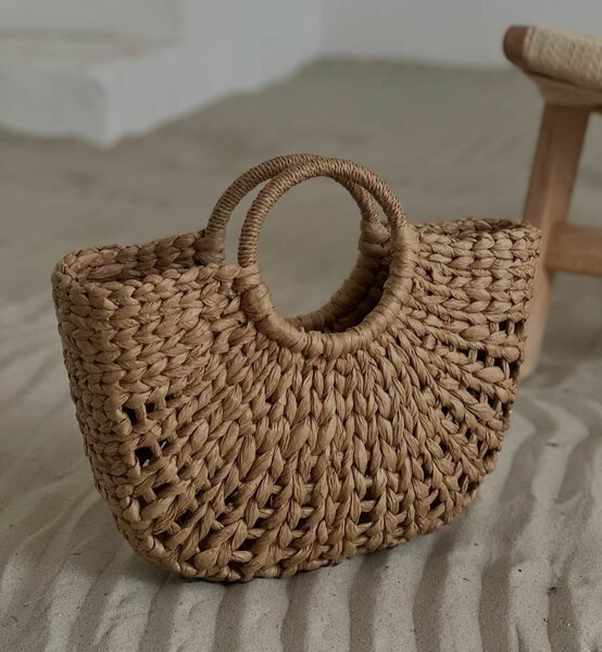 Плетёная сумочка из рафии.