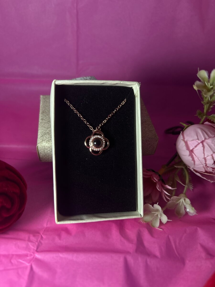 Collier en or rose avec pendentif