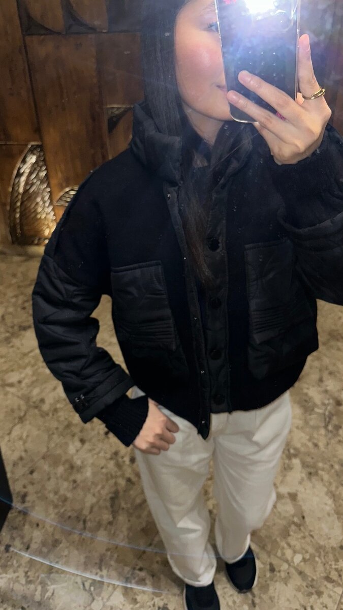 2100 сом  курточки легкие , в трех расветках , размер станда