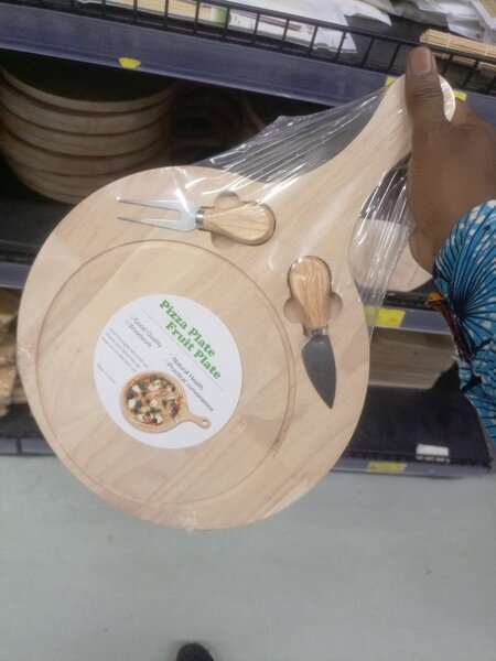 Plateau à pizza en bois avec ustensiles