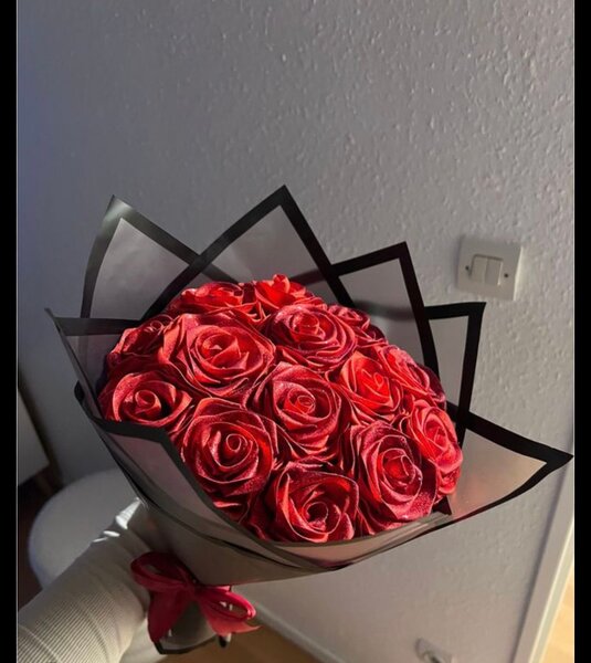 Roses rouges artificielles en bouquet