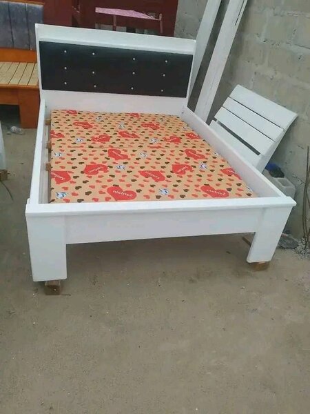 Lit moderne en bois blanc