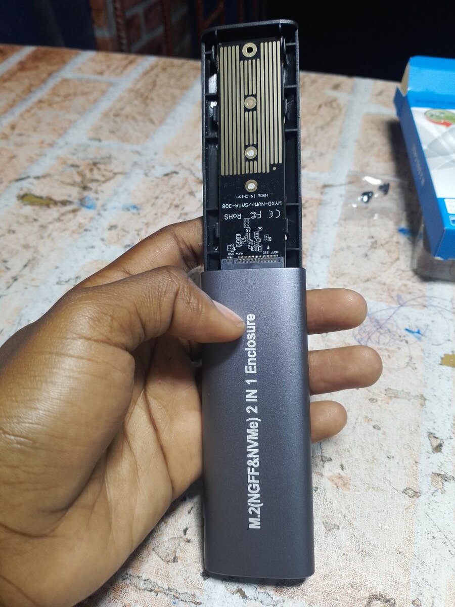 BOITIER universel pour disque dur M2