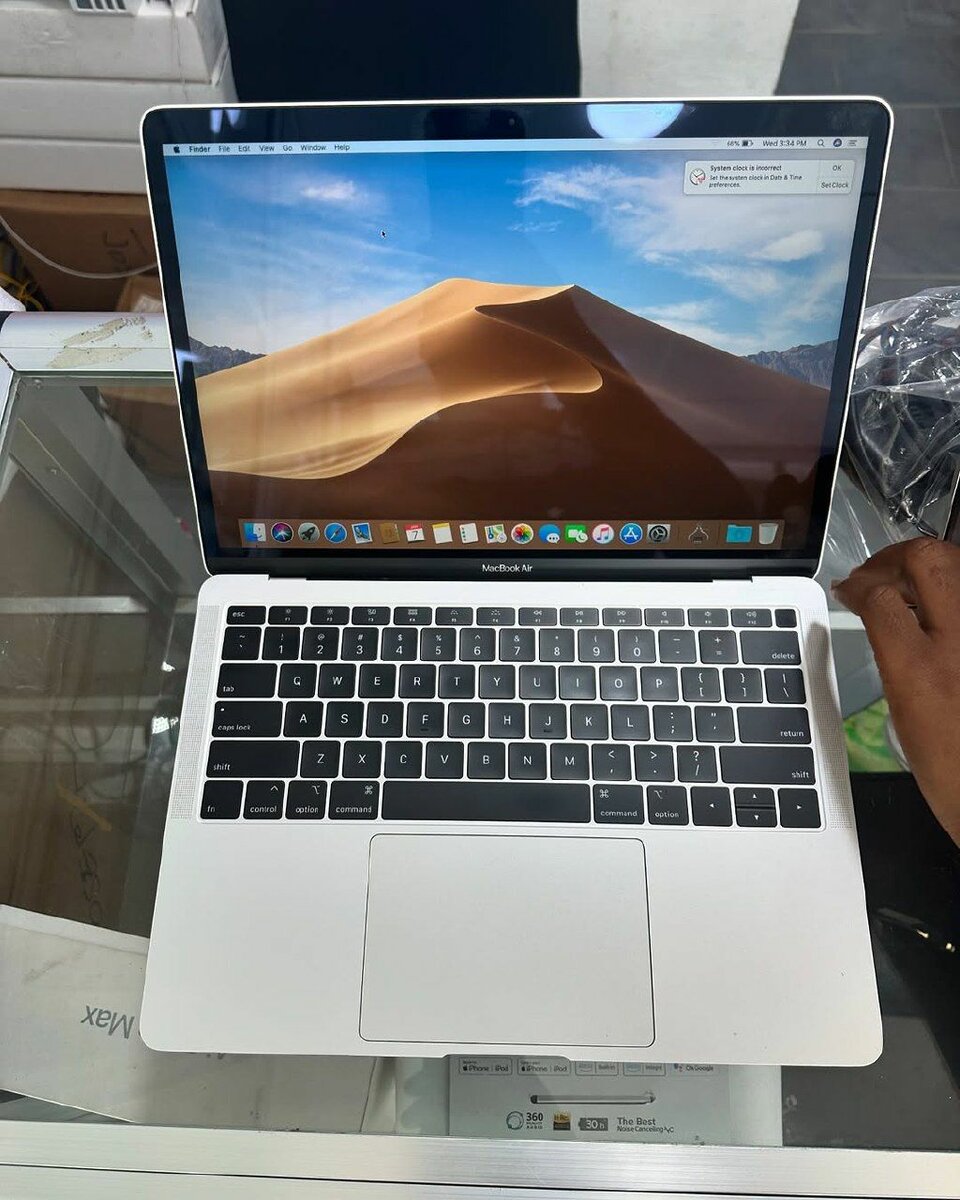 MACBOOK AIR