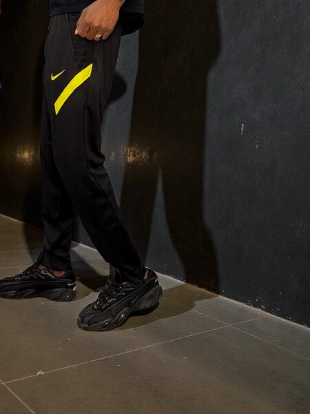 Pantalon Nike Sportswear noir jaune