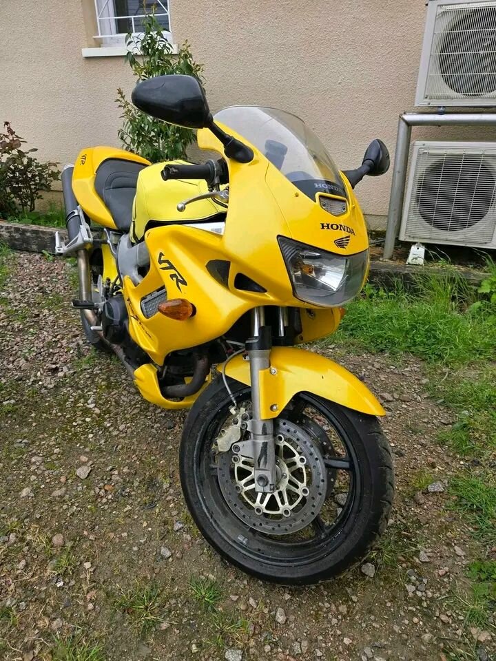 Moto de sport VFR jaune