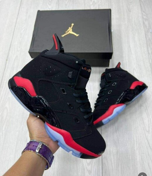 Baskets noires et rouges tendance