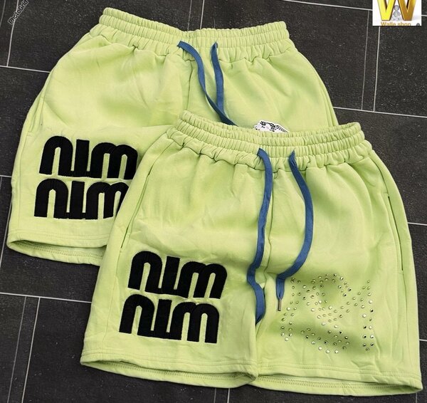 Short de sport vert avec logo