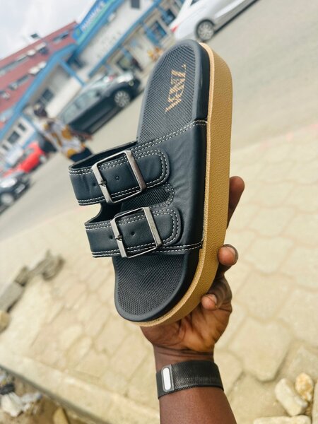 Sandales Noires à Boucles