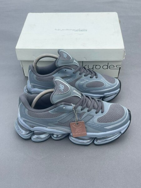 Baskets de course grises modernes